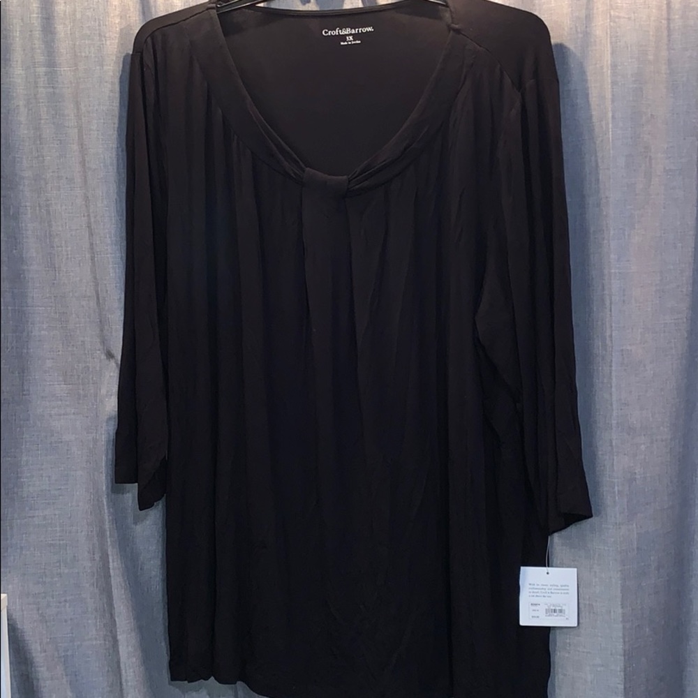 Black 3/4 length sleeve shirt